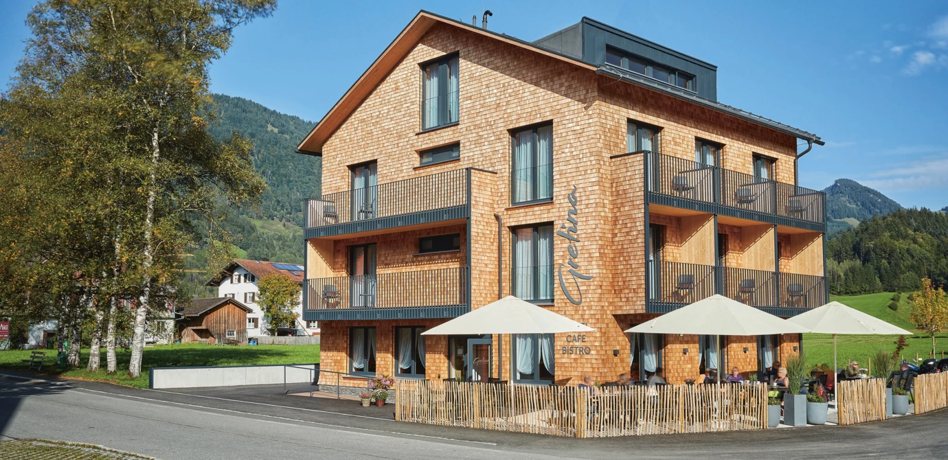 Wälder Holzbaukunst trifft auf Wälder Gastfreundschaft. Wälder Holzbaukunst trifft auf Wälder Gastfreundschaft.